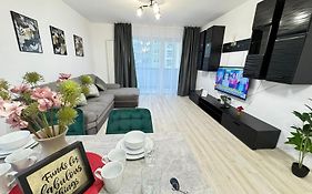 Luxury Glam Apartments Coresi Mall Area - Parking Option